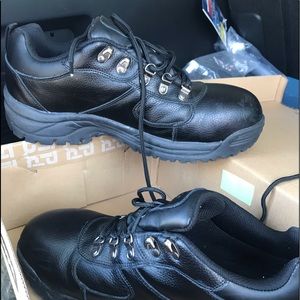 Men’s 10 1/2  3E steel toe work shoes